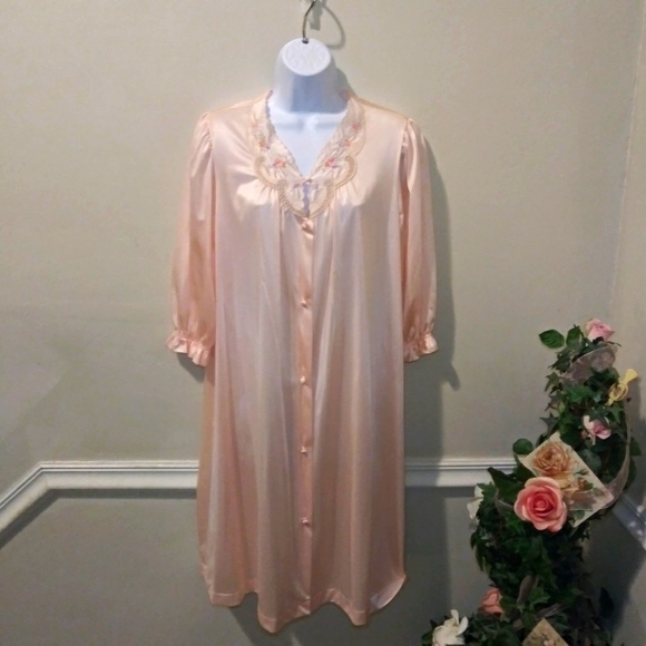 Vintage Other - Vintage Late 1970-80's  Lorraine Pale Pink Floral Embroidered Nylon Robe